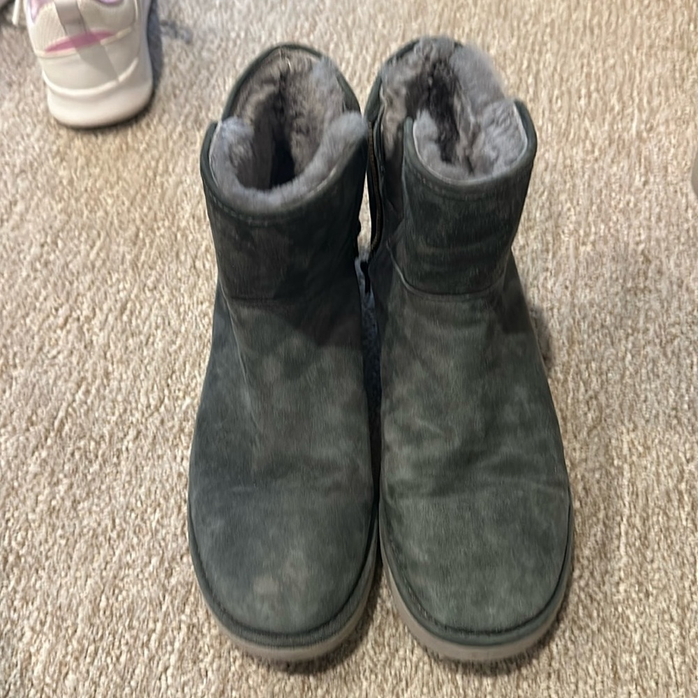 Women’s short uggs size 8